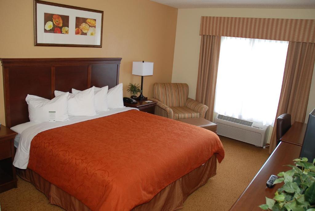 Country & By Radisson, Lexington Park Hotel California