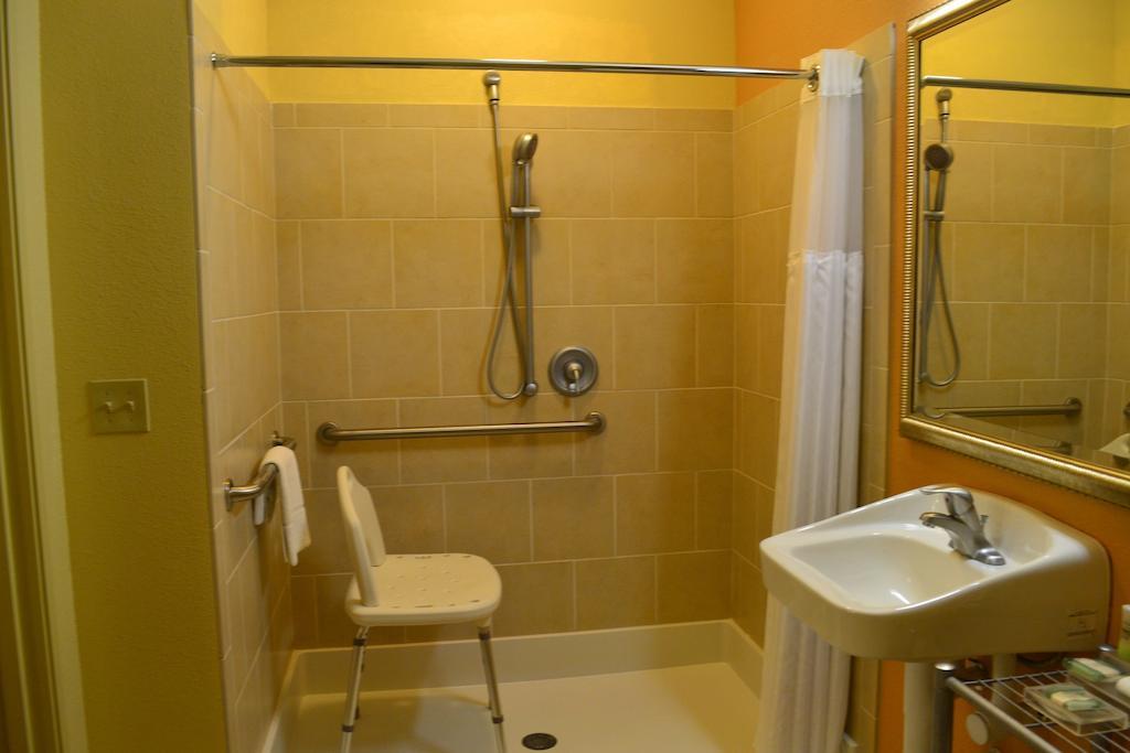Hotel Country & By Radisson, Lexington Park
