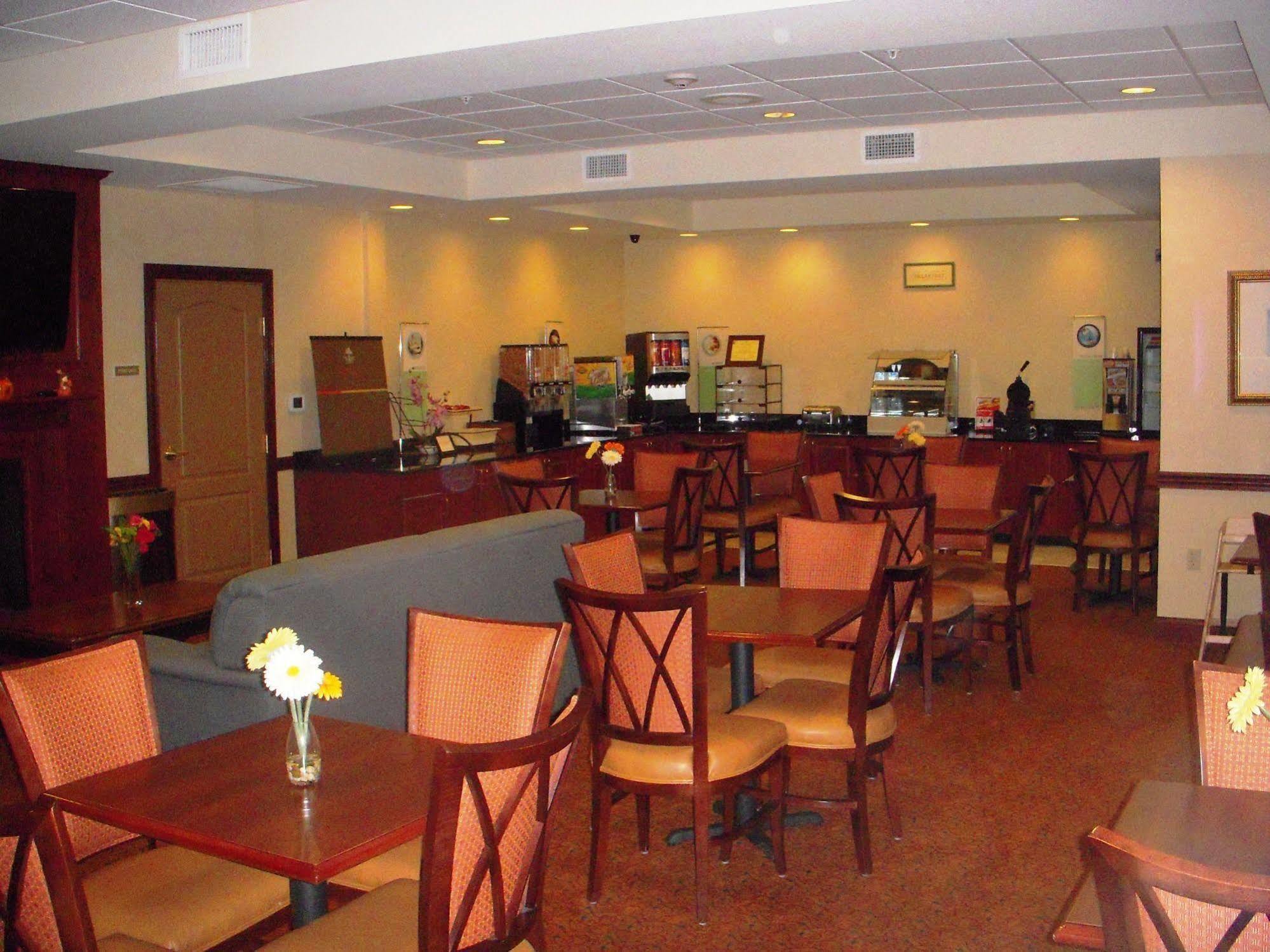 Country & By Radisson, Lexington Park Hotel